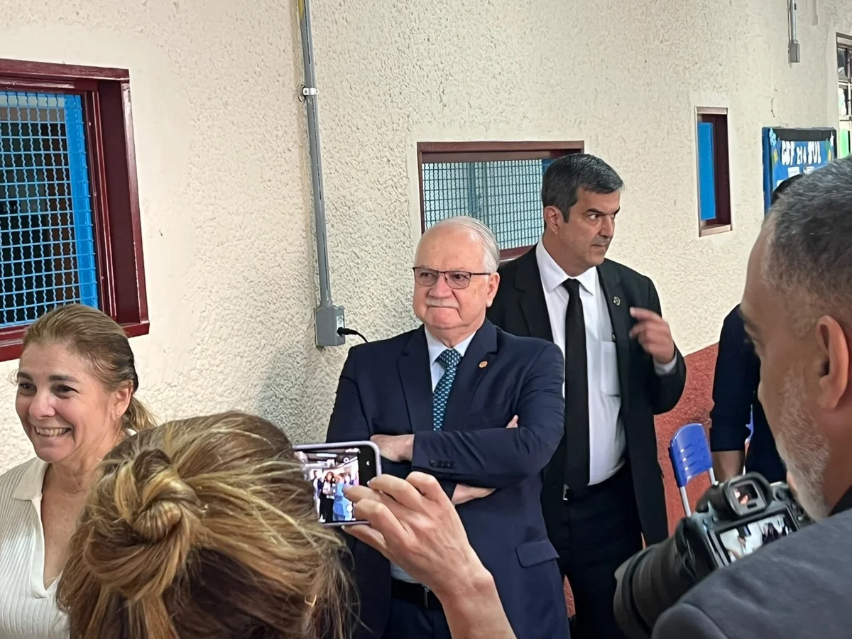 Presidente do STF, Fachin vota no 1º turno e destaca "soberania popular"