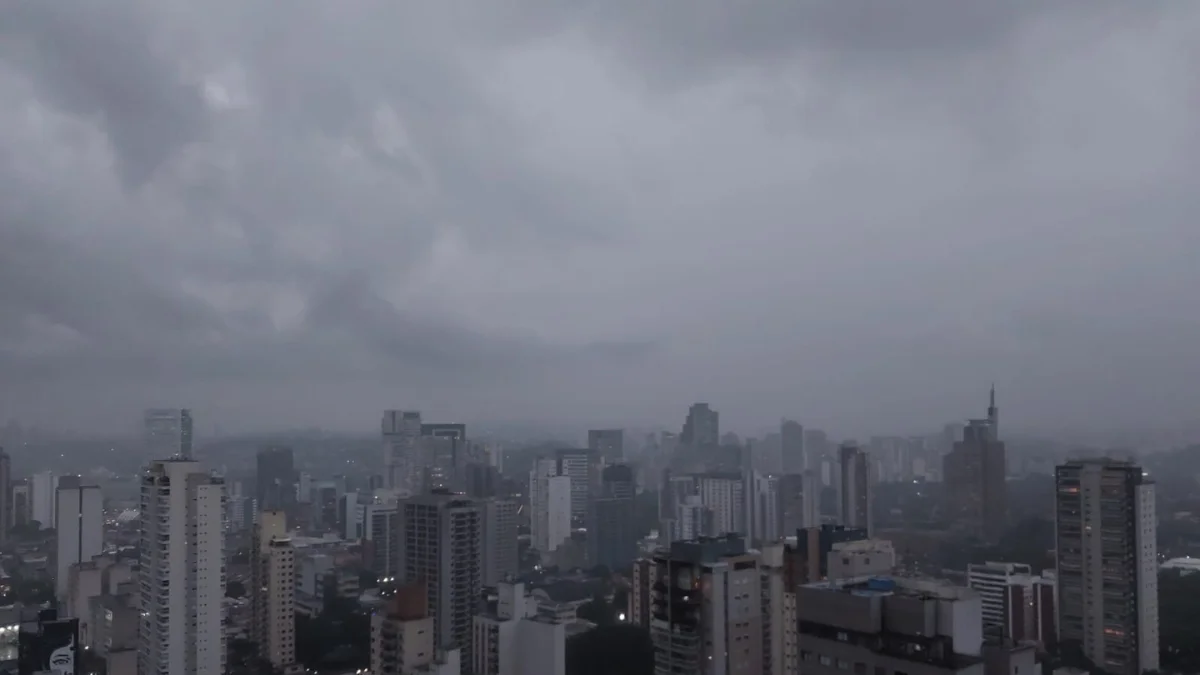 Vítima de desabamento de terra morre soterrada na zona norte de SP