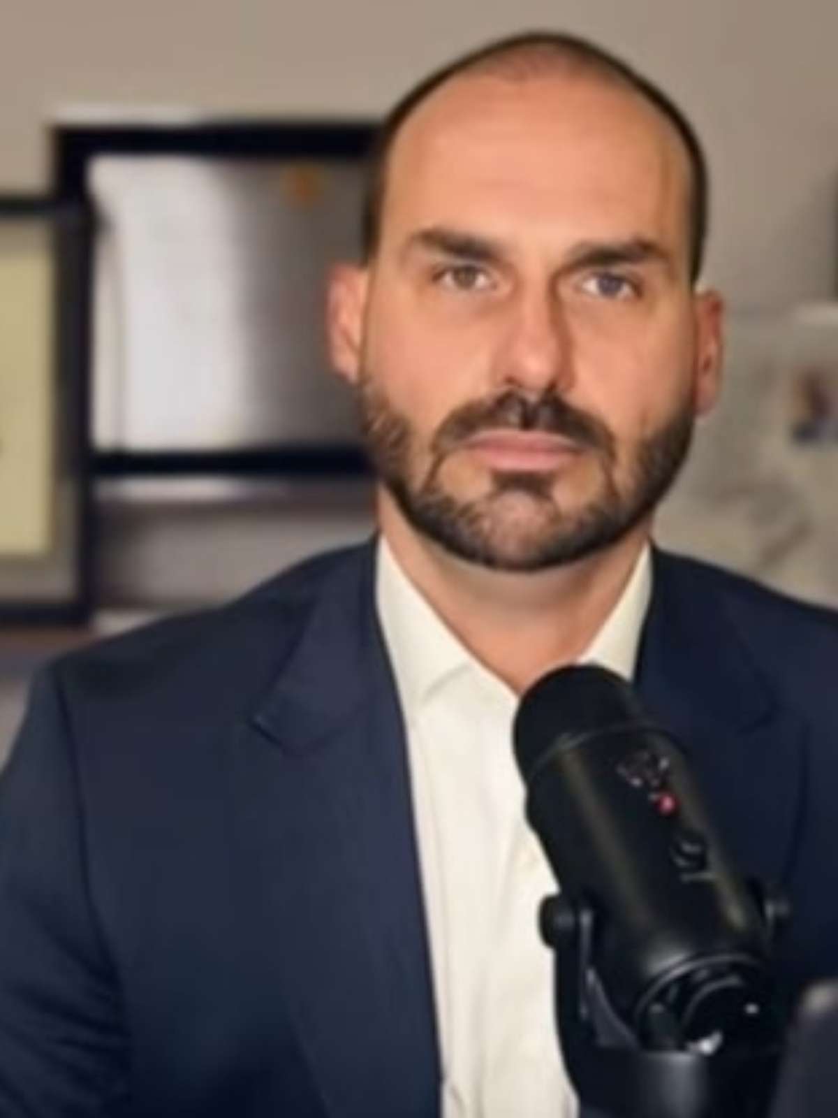 Eduardo Bolsonaro tem nome incluído no banco de mandados de prisão após decisão de Moraes