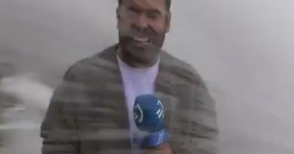Onda gigante atinge repórter e cinegrafista durante transmissão ao vivo na Espanha