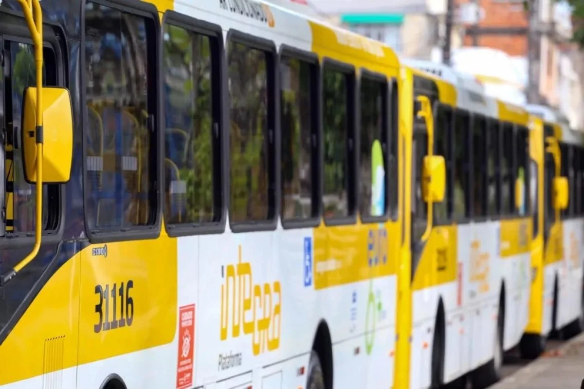 Eleitores relatam falta de ônibus para votar em Salvador, SP e Petrópolis