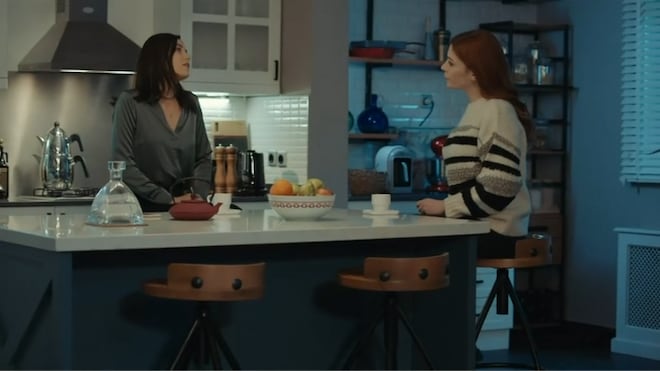 Volkan briga com Sinan por causa de Asya, e Derin termina o casamento em Iludida