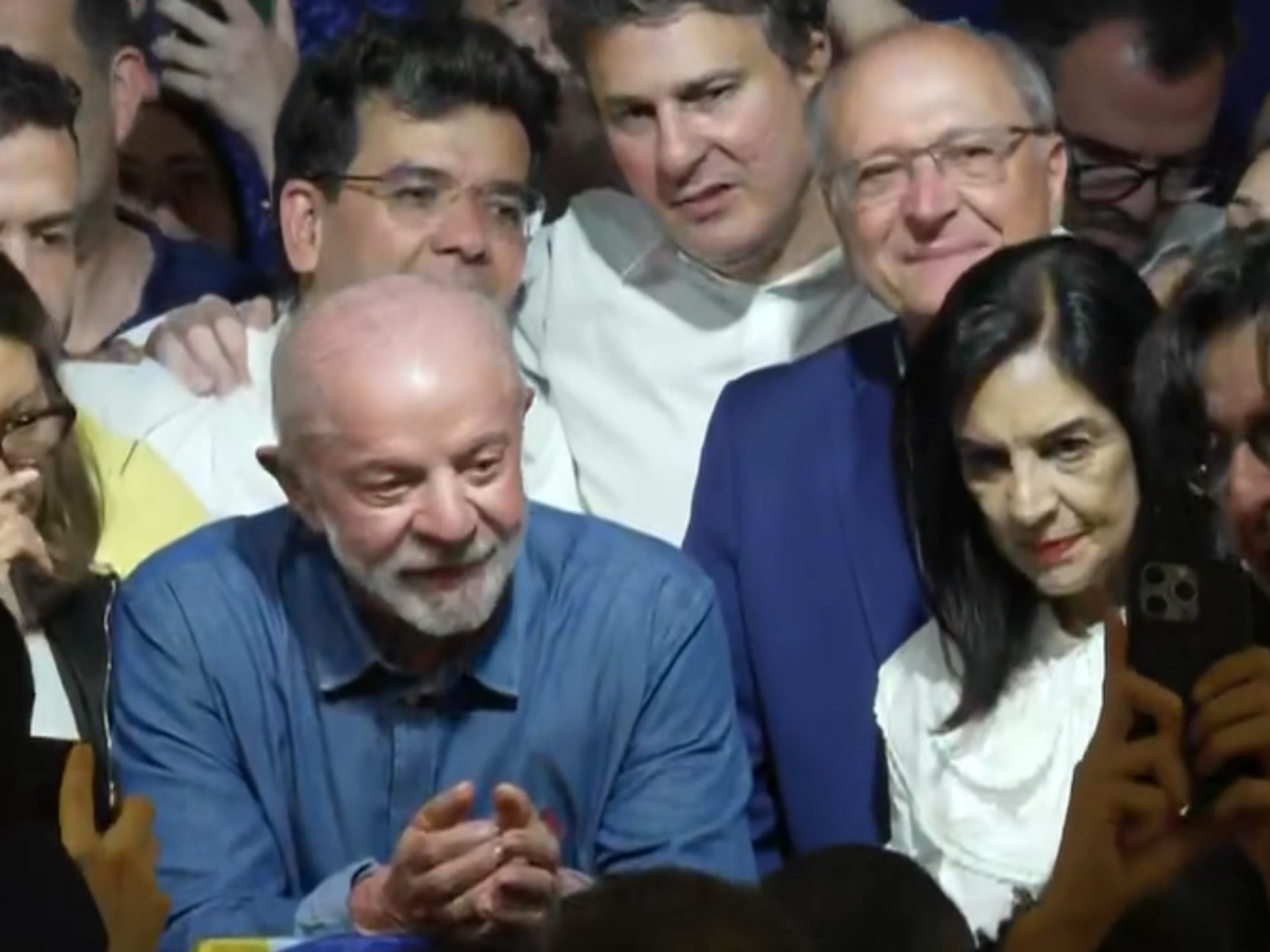 Lula diz ter derrotado a ‘mentira’, exalta juventude e fala em regulação das redes no 1º discurso após ser reeleito