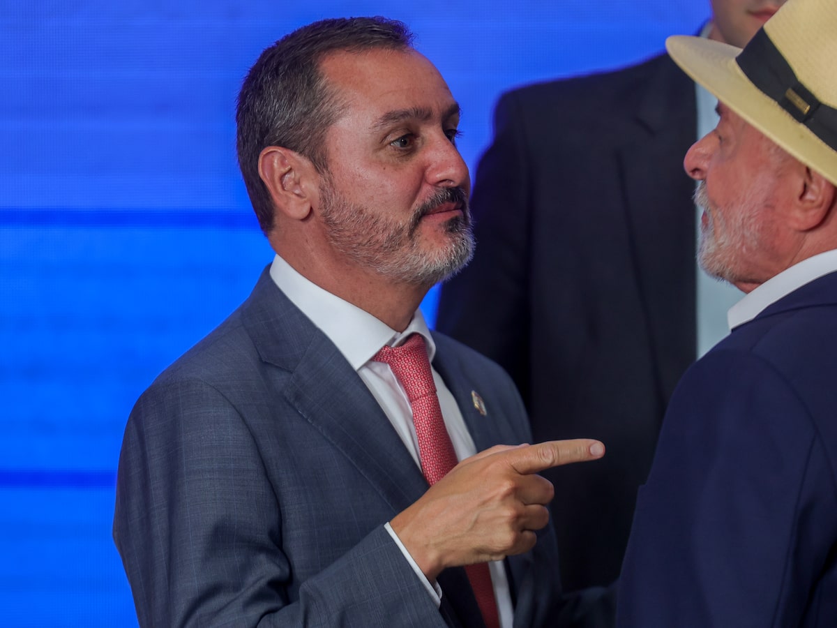 Flávio Bolsonaro pede para Justiça Eleitoral investigar diretor da PF por beneficiar Lula
