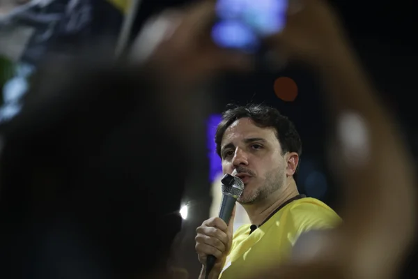 Renan Santos reage após ser seguido por Anitta: "Bem emblemático"
