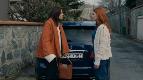 Volkan briga com Sinan por causa de Asya, e Derin termina o casamento em Iludida
