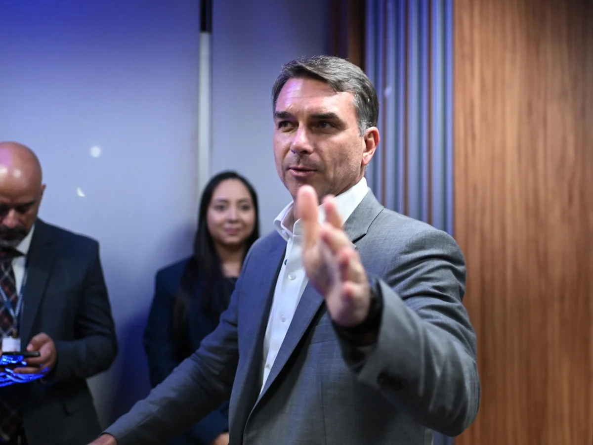 "Exército do Lula": Flávio diz que posts apagados afetaram análise do TSE