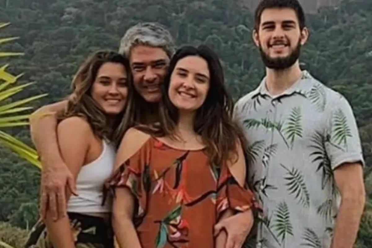 William Bonner faz tatuagem em homenagem aos filhos trigêmeos - Metrópoles