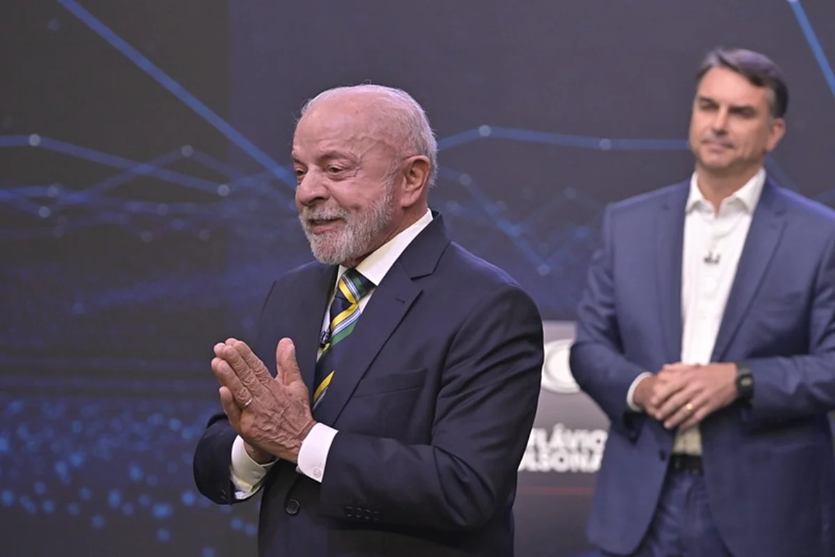 Ministro de Lula discute com assessor de Flávio no debate da Band