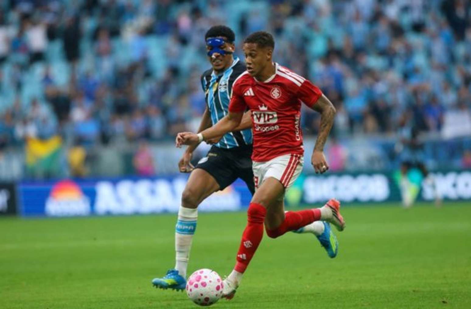 Vitinho abre o placar pro Colorado &ndash;