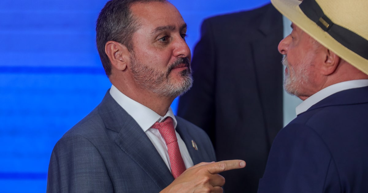 Flávio Bolsonaro pede para Justiça Eleitoral investigar diretor da PF por beneficiar Lula
