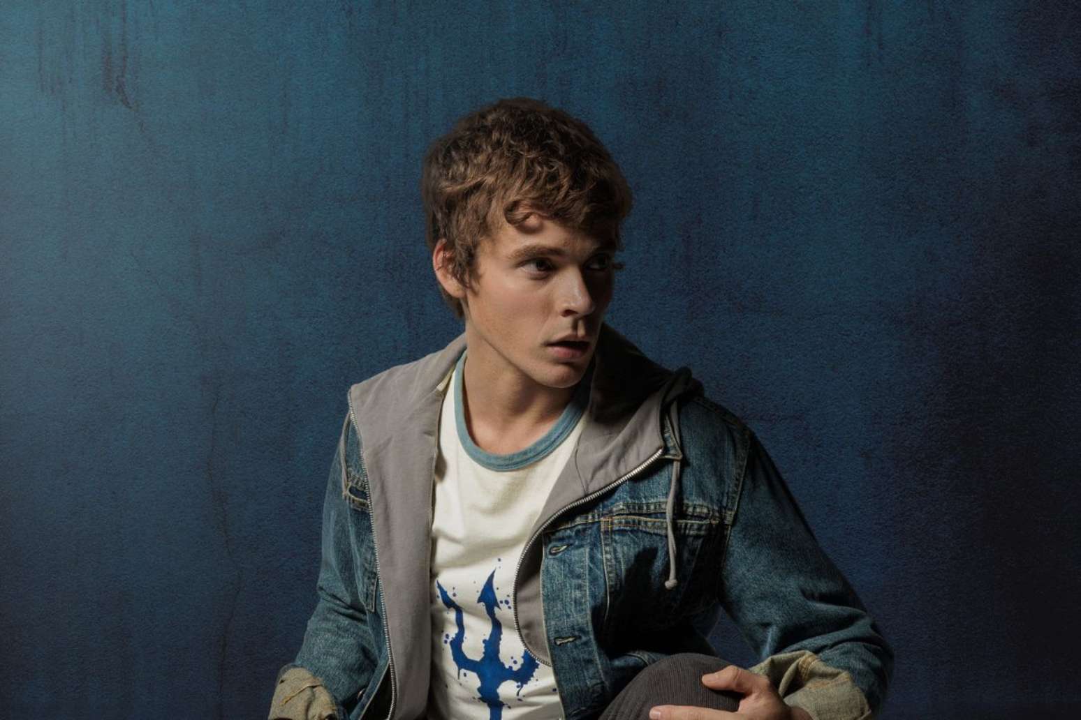 João Lucas posa para ensaio fotográfico caracterizado de Percy Jackson
