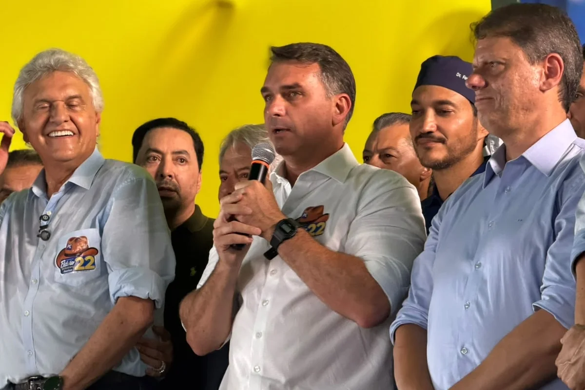 Flávio promete “mudar Constituição para redemocratizar o país”