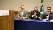 Flávio Bolsonaro exibe púlpito vazio de Lula em live após decisão do TSE
