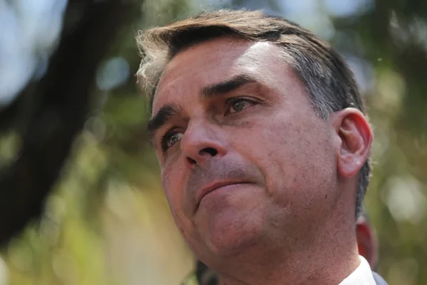 Flávio mobiliza aliados para conter desgaste com episódio do Bolsa Família