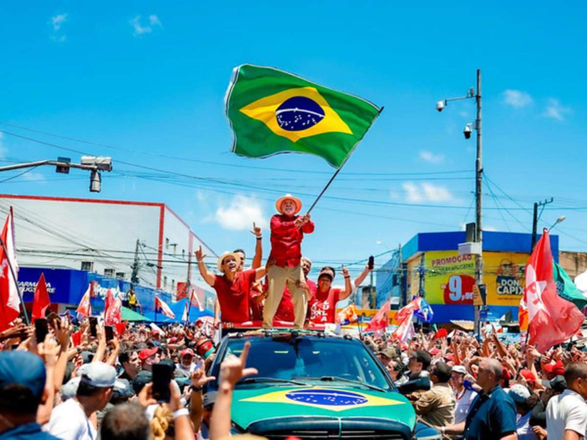 É preciso que sociedade se pergunte onde vai ser o corte que meu adversário vai fazer, diz Lula