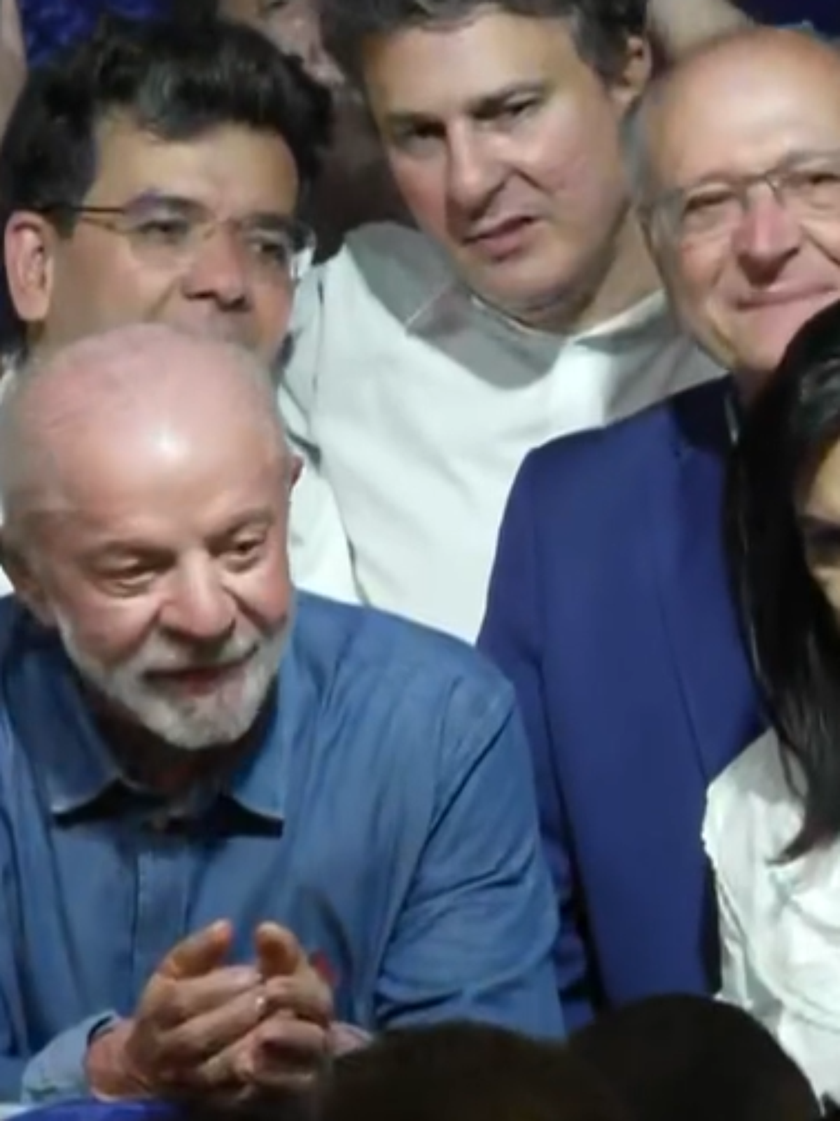 Lula diz ter derrotado a ‘mentira’, exalta juventude e fala em regulação das redes no 1º discurso após ser reeleito