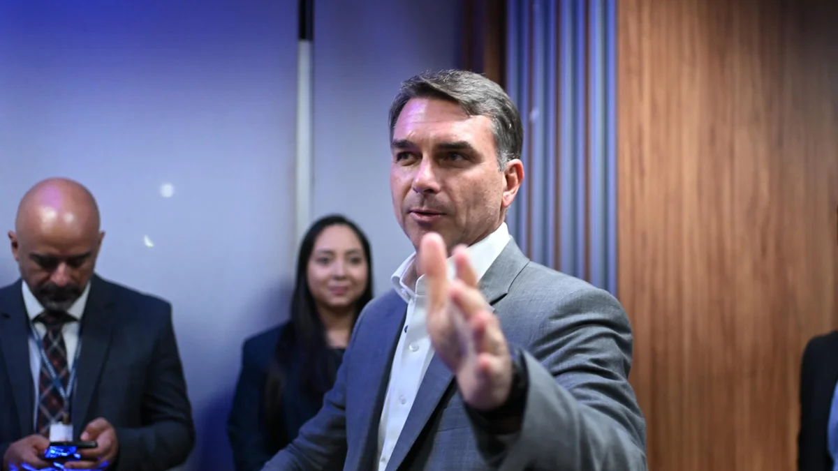 "Exército do Lula": Flávio diz que posts apagados afetaram análise do TSE