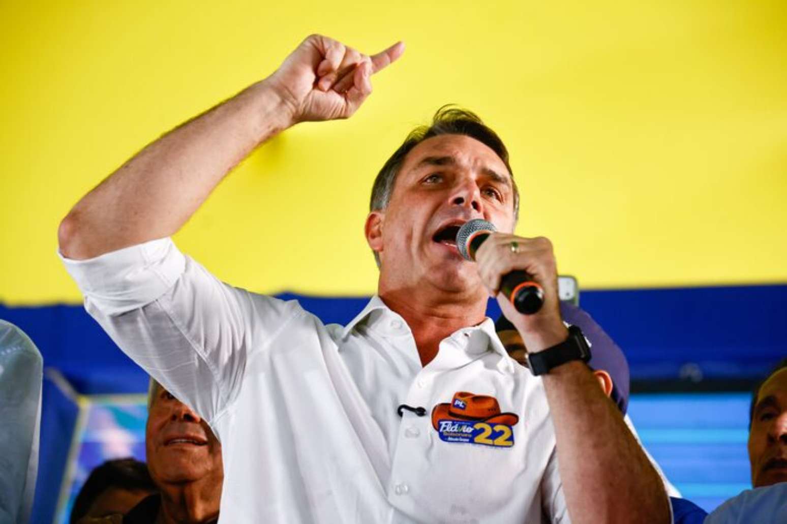 Flávio Bolsonaro disputa o segundo turno com apoio de partidos da direita.