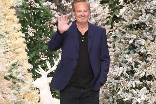 Irmã de Matthew Perry revela experiência paranormal: "Atrás do meu ombro"