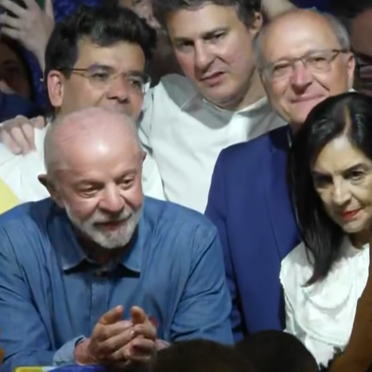 Lula diz ter derrotado a ‘mentira’, exalta juventude e fala em regulação das redes no 1º discurso após ser reeleito