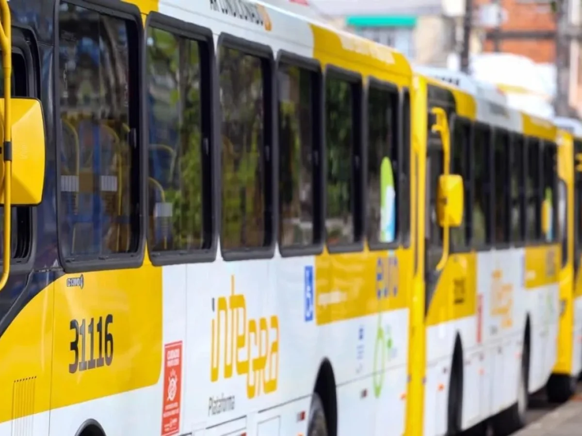 Eleitores relatam falta de ônibus para votar em Salvador, SP e Petrópolis