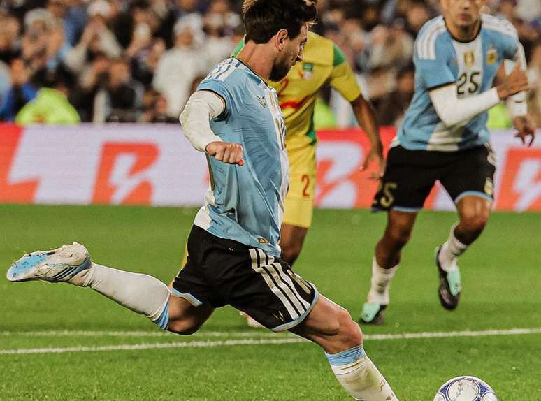 Comparação entre reações de Antonella e Enzo Fernández em despedida de Messi viraliza; veja o momento