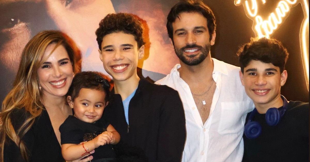 Wanessa posa com namorado e filhos na gravação de DVD de Zezé Di Camargo: 'Meus amores'