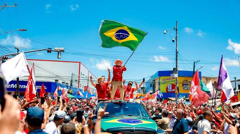 É preciso que sociedade se pergunte onde vai ser o corte que meu adversário vai fazer, diz Lula