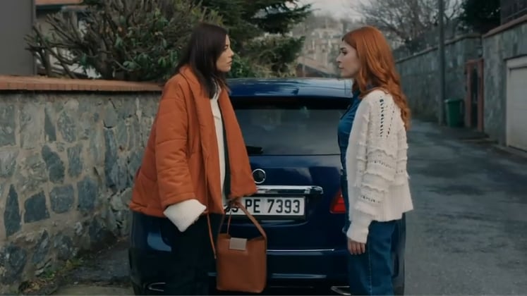 Volkan briga com Sinan por causa de Asya, e Derin termina o casamento em Iludida