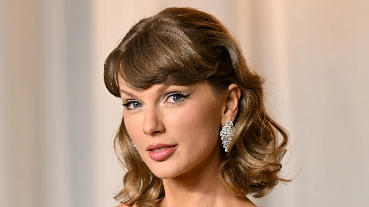 Taylor Swift conquista os fãs ao aparecer com visual delicado e romântico