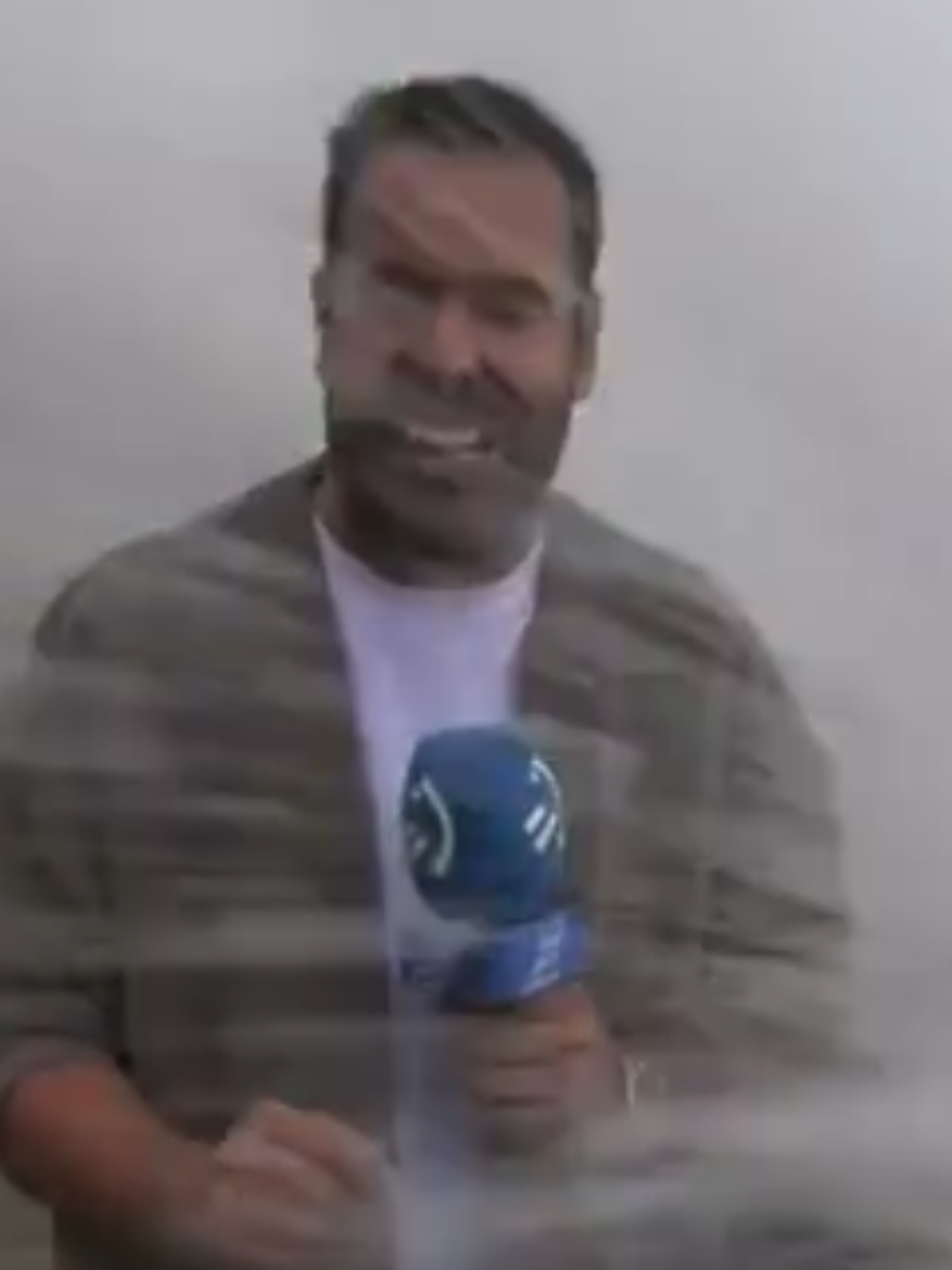 Onda gigante atinge repórter e cinegrafista durante transmissão ao vivo na Espanha