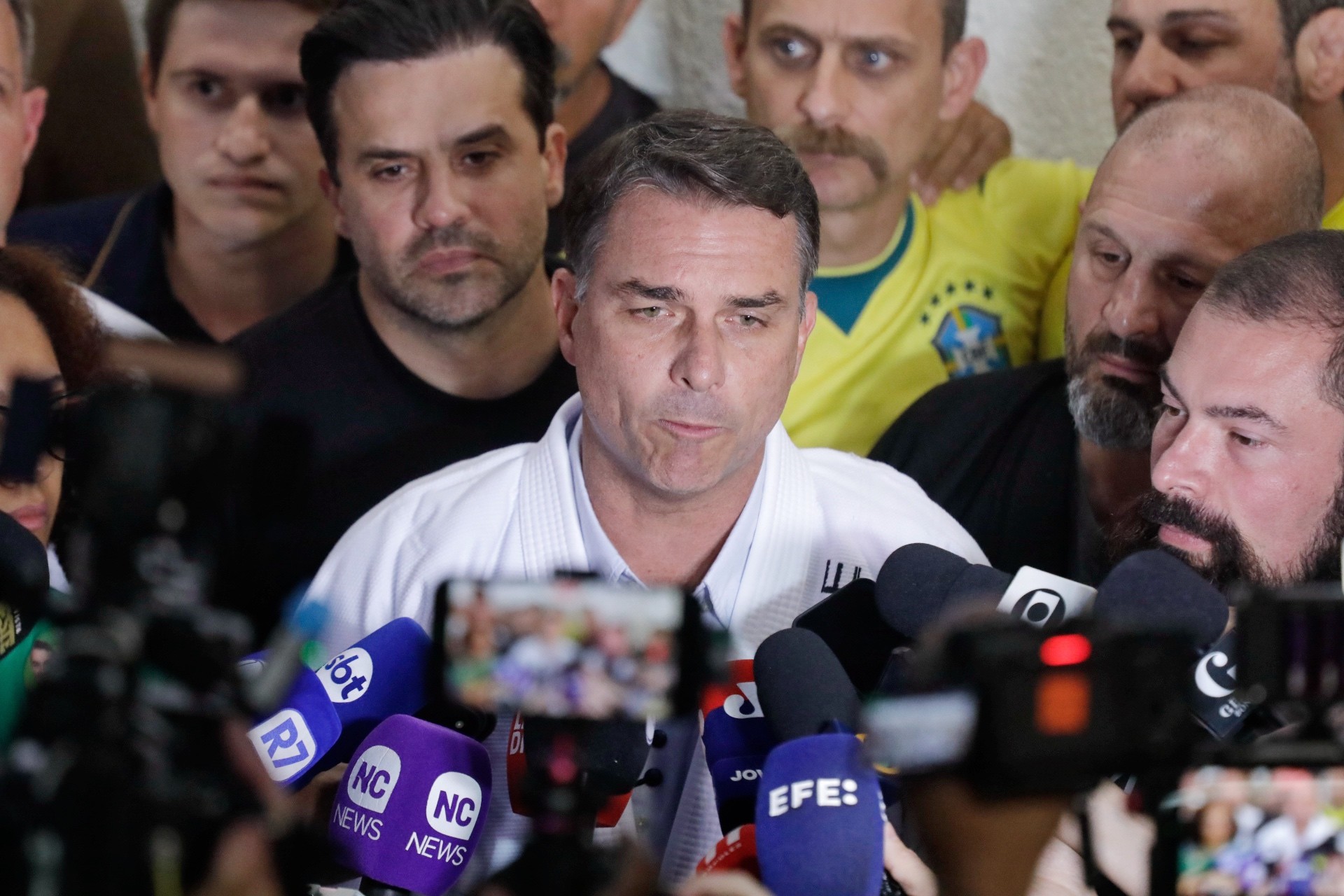 Flávio treina respostas sobre Nossa Senhora e Vorcaro e perguntas a púlpito vazio antes de debate