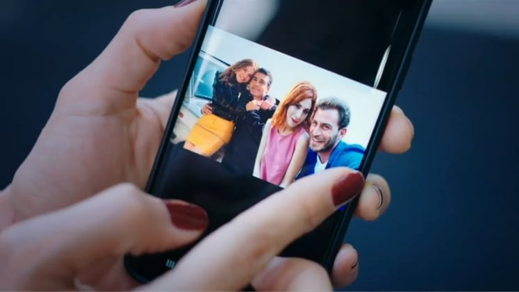 Volkan briga com Sinan por causa de Asya, e Derin termina o casamento em Iludida
