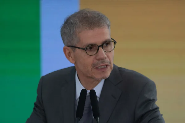 Ministro de Lula discute com assessor de Flávio no debate da Band - destaque galeria