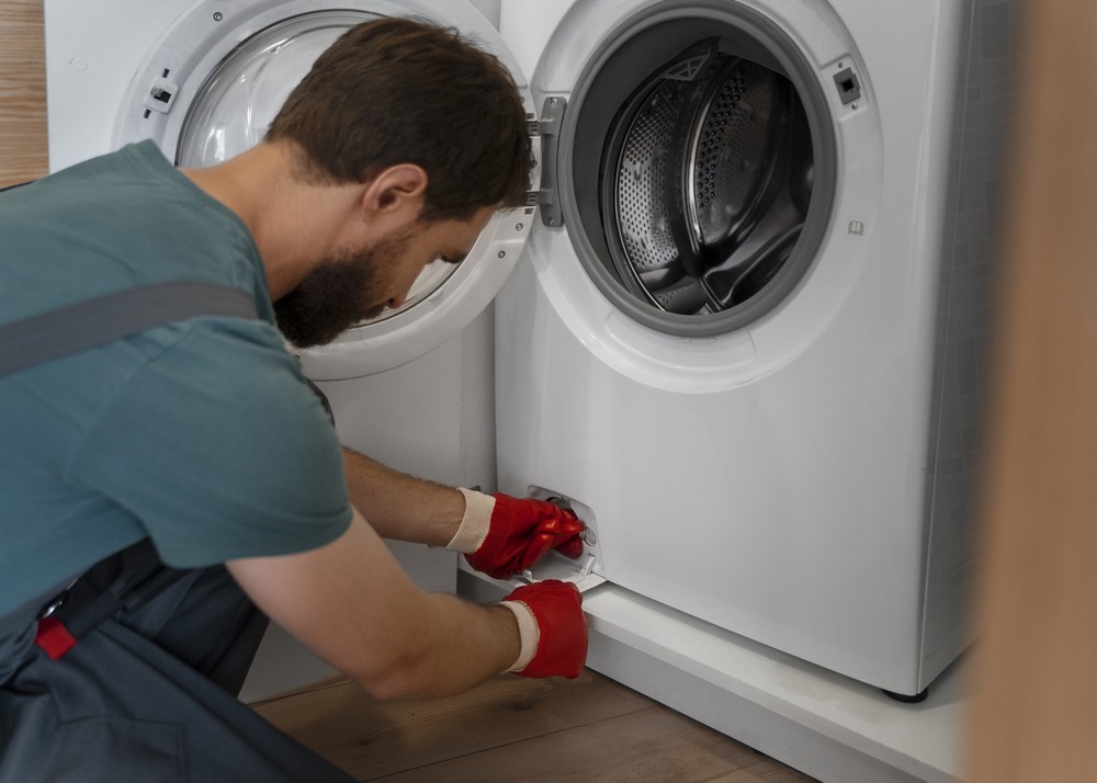 Problemas internos da maquina de lavar exigem conhecimento técnico para a realização do reparo — Foto: FreePik