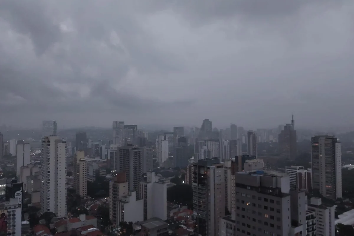 Imagem colorida da cidade de São Paulo; todo o município está em estado de atenção para alagamentos e desabamentos - Metrópoles