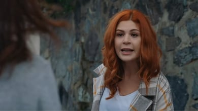 Volkan briga com Sinan por causa de Asya, e Derin termina o casamento em Iludida