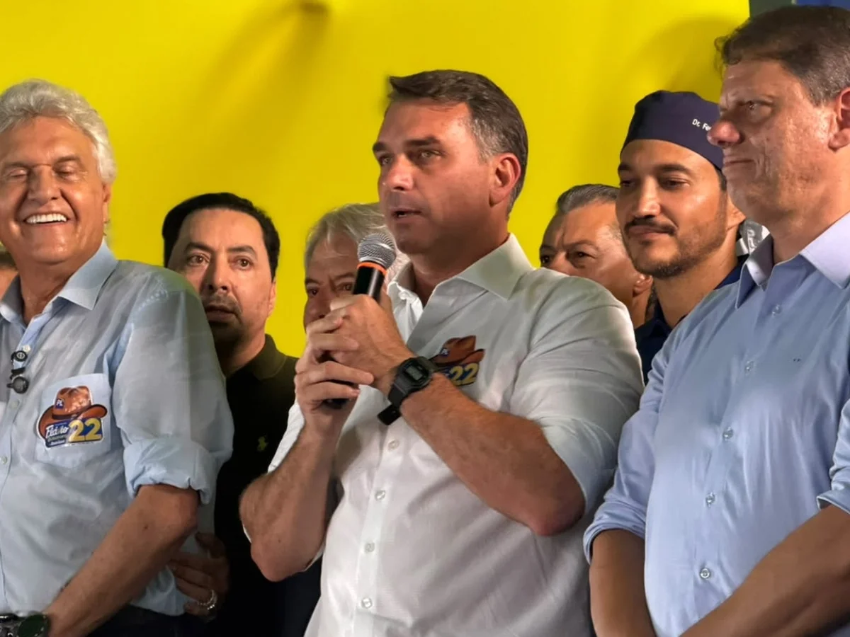 Flávio promete “mudar Constituição para redemocratizar o país”