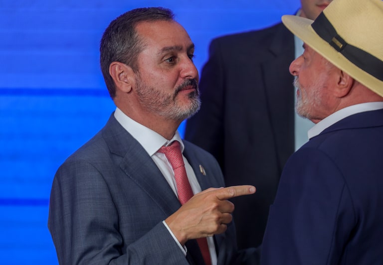 Flávio Bolsonaro pede para Justiça Eleitoral investigar diretor da PF por beneficiar Lula