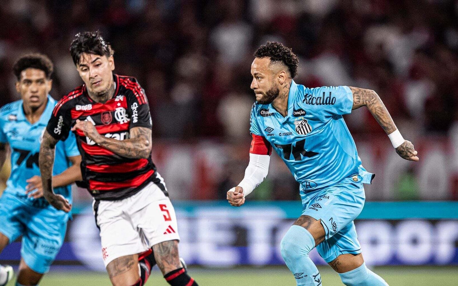 Pulgar e Neymar em partida entre Flamengo e Santos em 2025 (Foto: Raul Baretta/ Santos FC) Pulgar e Neymar em partida entre Flamengo e Santos em 2025 (Foto: Raul Baretta/ Santos FC)