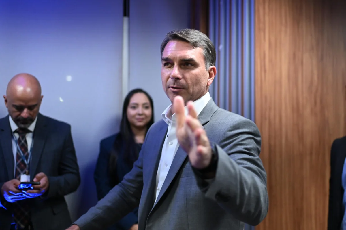 Senador e candidato a Presidencia da Republica, Flavio Bolsonaro, chega sede nacional do Republicanos em Brasilia metropoles