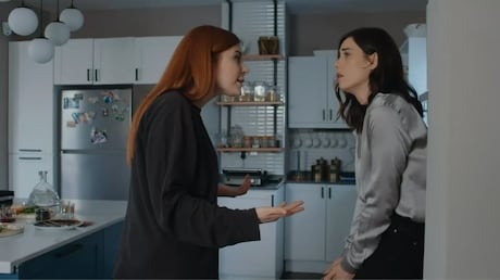 Volkan briga com Sinan por causa de Asya, e Derin termina o casamento em Iludida