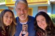 Foto: William Bonner faz tatuagem em homenagem aos filhos trigêmeos